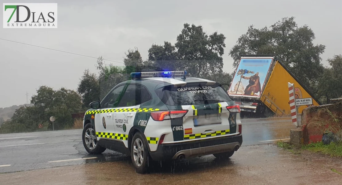 Un tráiler se precipita por un barranco en la EX-105 cerca de Olivenza