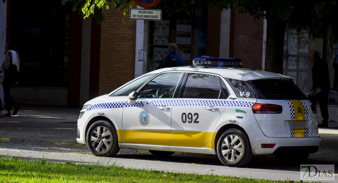 Amenaza con un hacha a dos repartidores y los retiene en contra de su voluntad en Badajoz