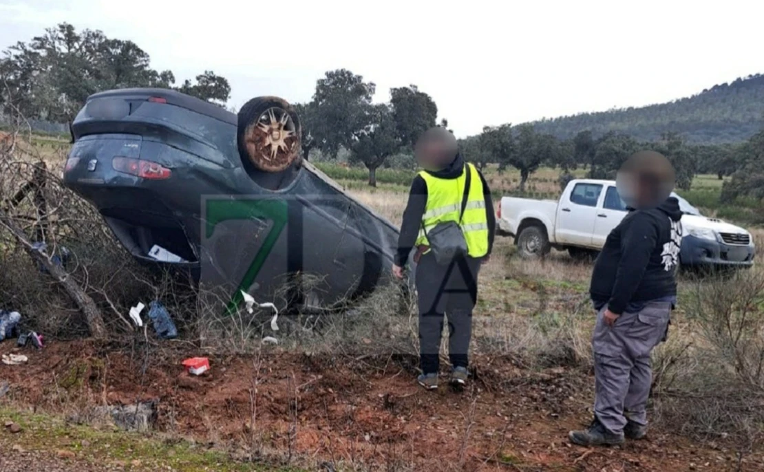 Vuelca tras sufrir un accidente cerca de San Vicente de Alcántara