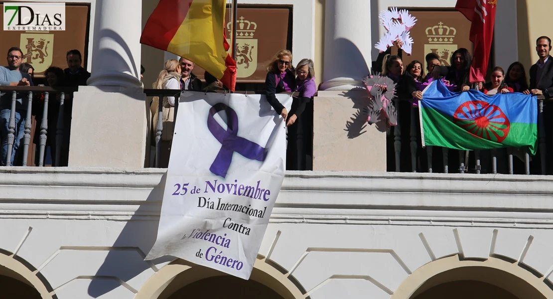 Así ha sido el acto por el 25N en el Ayuntamiento de Badajoz