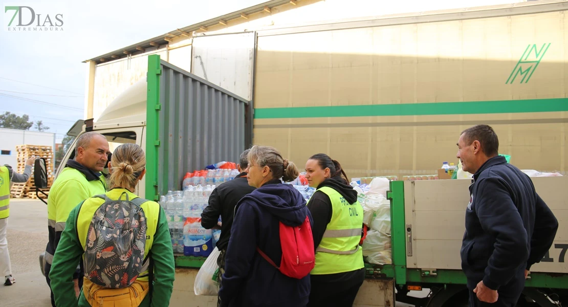 Sale un nuevo camión destino Valencia desde Badajoz: alimentos y materiales de almacenaje