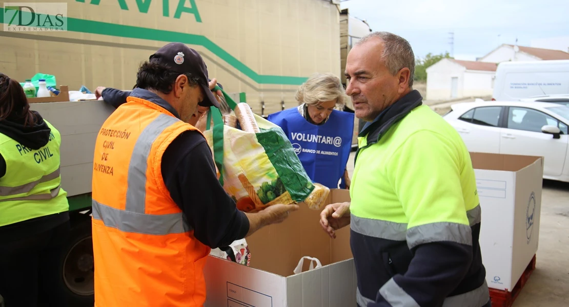 Sale un nuevo camión destino Valencia desde Badajoz: alimentos y materiales de almacenaje