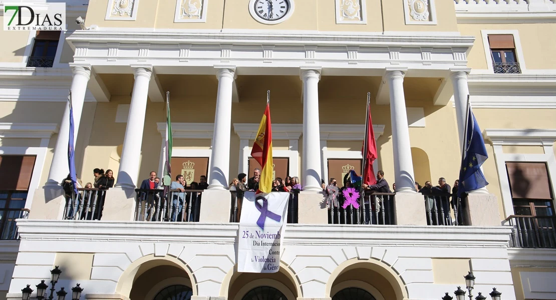 Así ha sido el acto por el 25N en el Ayuntamiento de Badajoz