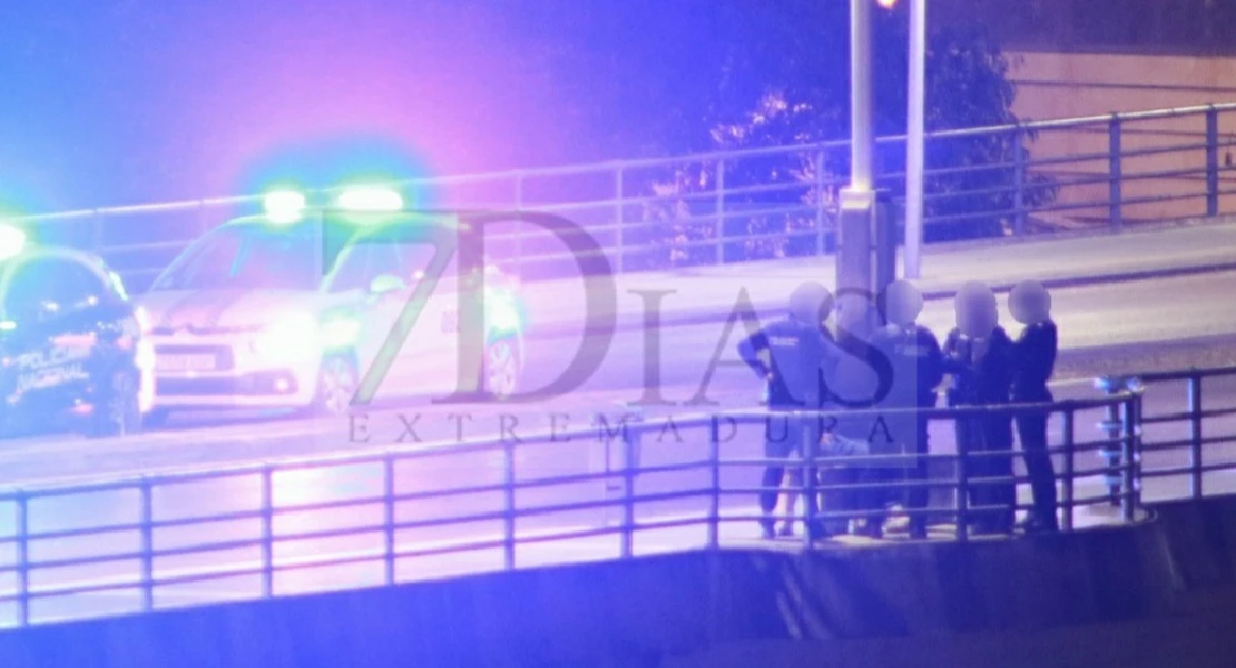 Policía evita que un hombre se lance desde un puente en Badajoz