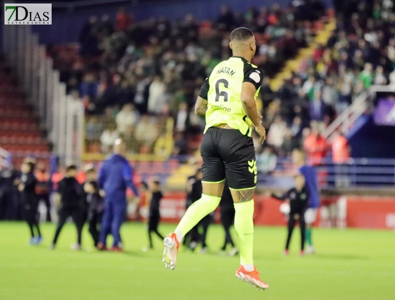 Imágenes de la Copa del Rey: el Gévora lucha y el Betis arrasa