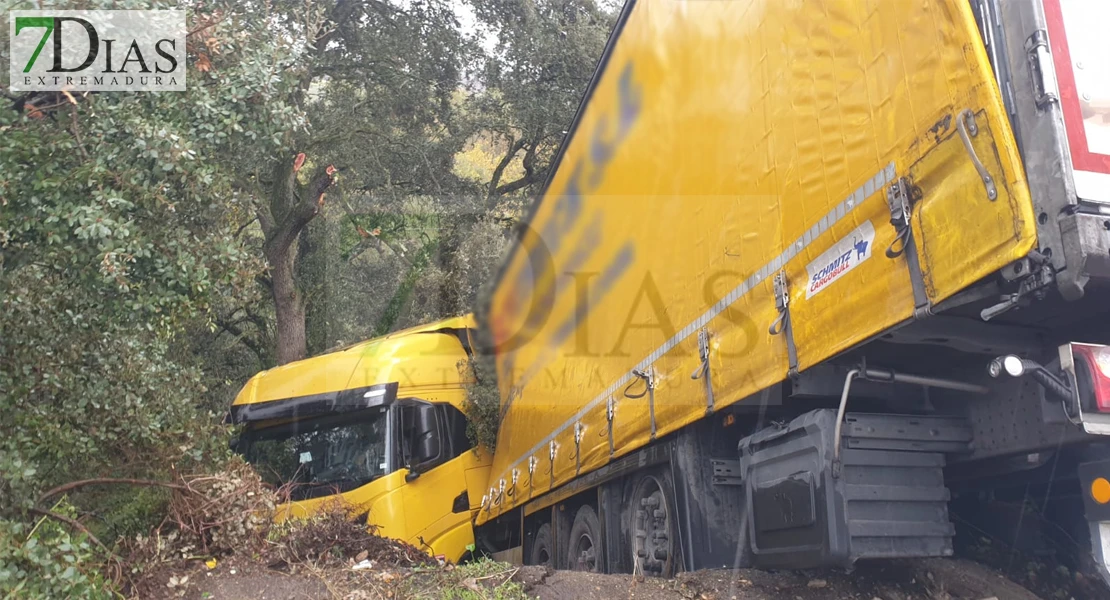 Un tráiler se precipita por un barranco en la EX-105 cerca de Olivenza