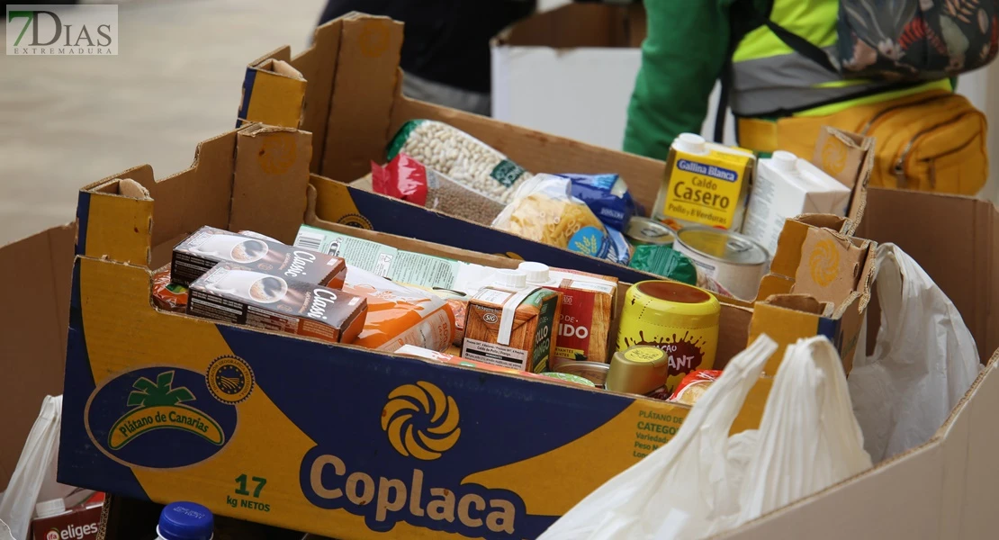 Sale un nuevo camión destino Valencia desde Badajoz: alimentos y materiales de almacenaje