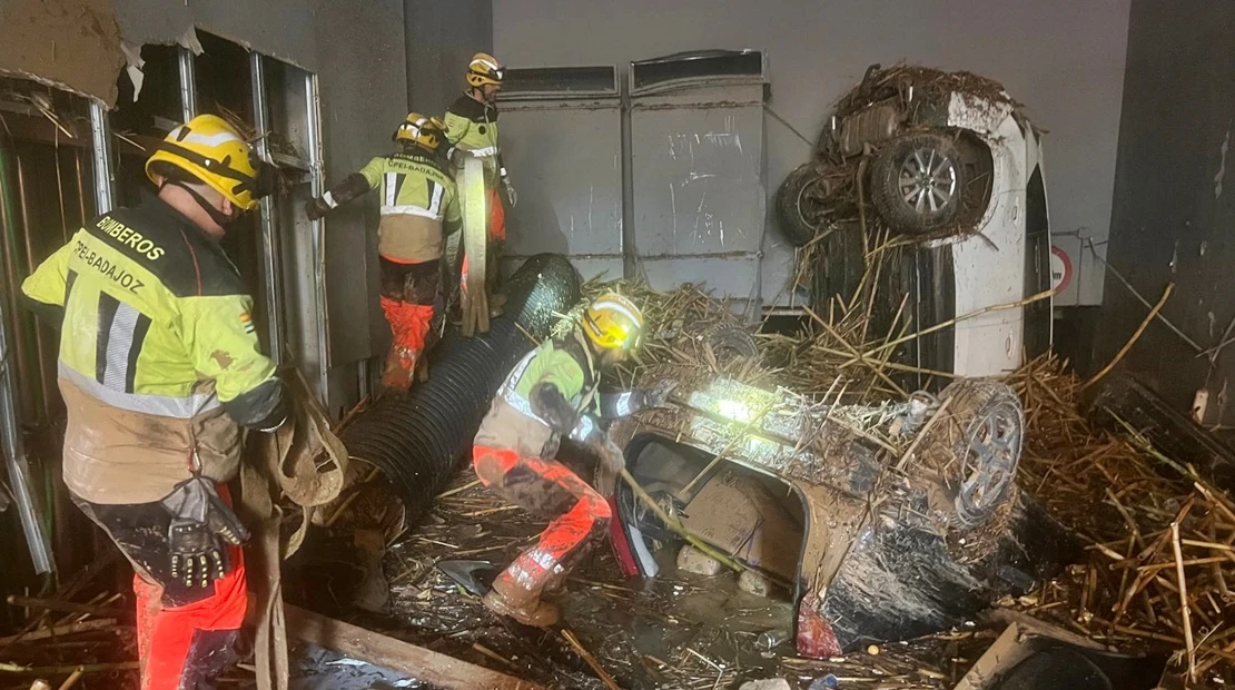 Bomberos del CPEI trabajan sin descanso en la DANA: buscan a personas en garajes