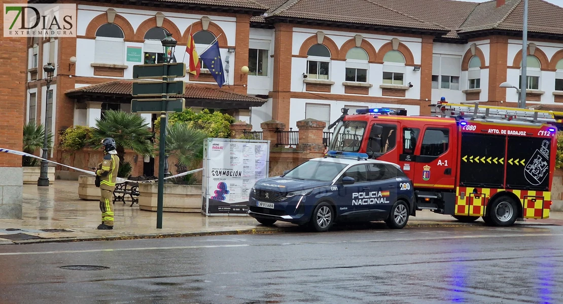 Desalojan y acordonan la zona del edificio de Correos en Badajoz