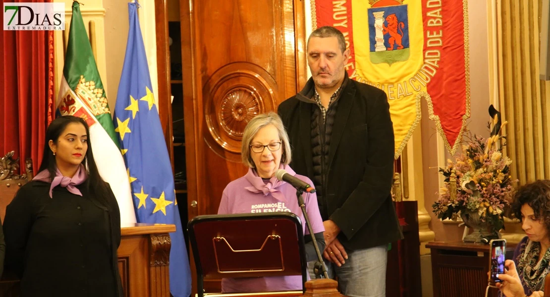 Así ha sido el acto por el 25N en el Ayuntamiento de Badajoz