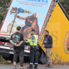 Un tráiler se precipita por un barranco en la EX-105 cerca de Olivenza