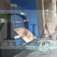 Revientan el escaparate de una perfumería esta madrugada en Badajoz