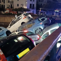 Una riada arrastra más de 30 coches esta madrugada en Cataluña