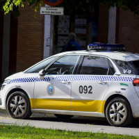 Amenaza con un hacha a dos repartidores y los retiene en contra de su voluntad en Badajoz