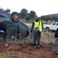 Vuelca tras sufrir un accidente cerca de San Vicente de Alcántara