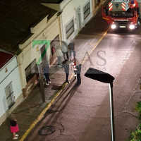 Vecinos, policías locales y bomberos socorren a una mujer desorientada en Badajoz