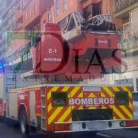 Movilizan un amplio dispositivo por un incendio en una vivienda de Badajoz