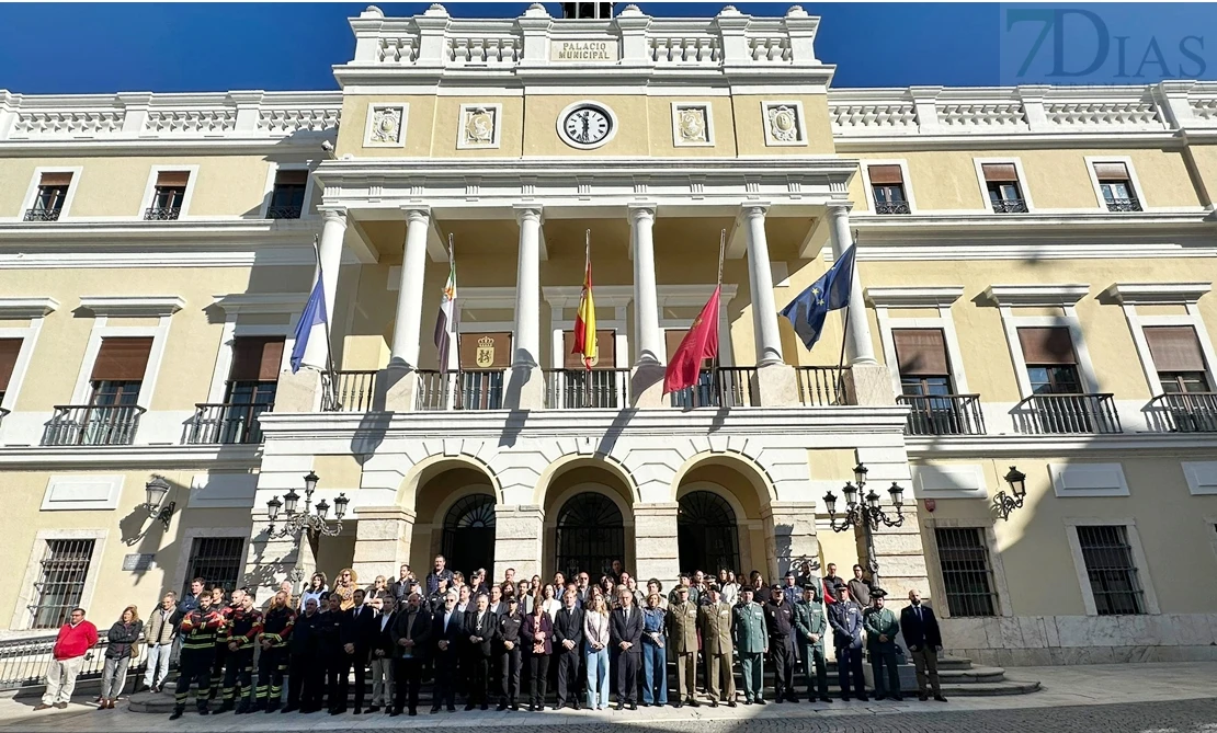 Cinco minutos de silencio en Badajoz en homenaje a las víctimas de la DANA