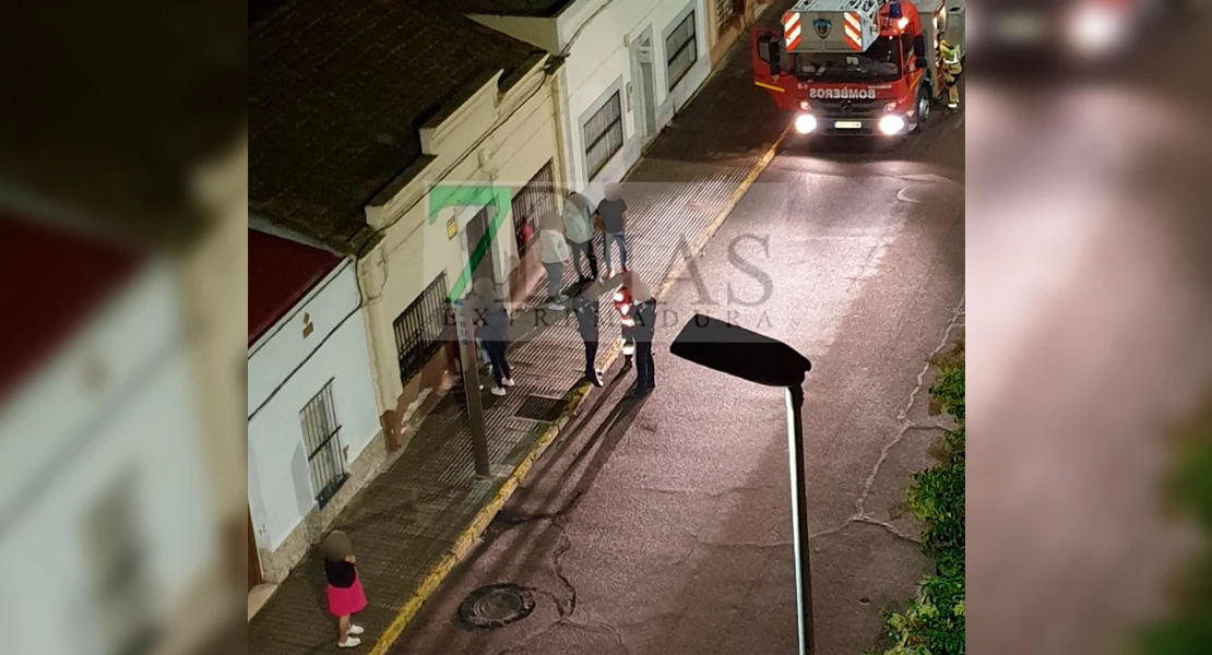 Vecinos, policías locales y bomberos socorren a una mujer desorientada en Badajoz