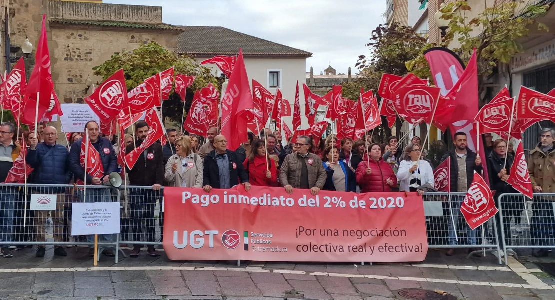 Manifestación ante la Asamblea de Extremadura para reivindicar el pago de la subida salarial