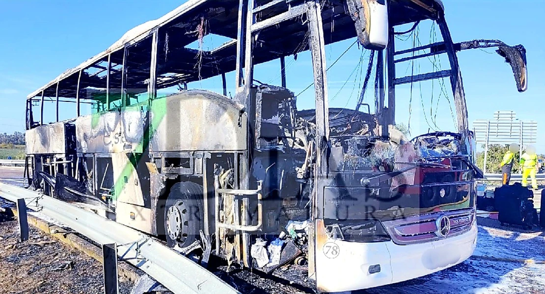 Sale ardiendo un autobús con decenas de pasajeros en la A-5