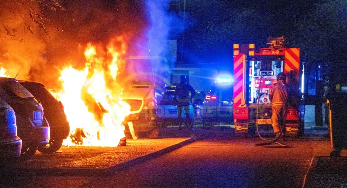 Varios coches afectados por un incendio de madrugada en Badajoz