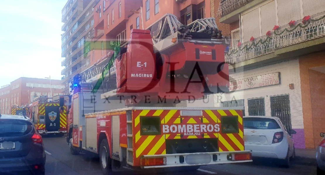 Movilizan un amplio dispositivo por un incendio en una vivienda de Badajoz