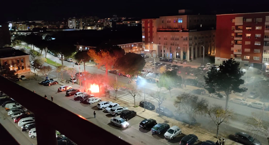 Un incendio en plena calle en Badajoz alerta a policia y bomberos