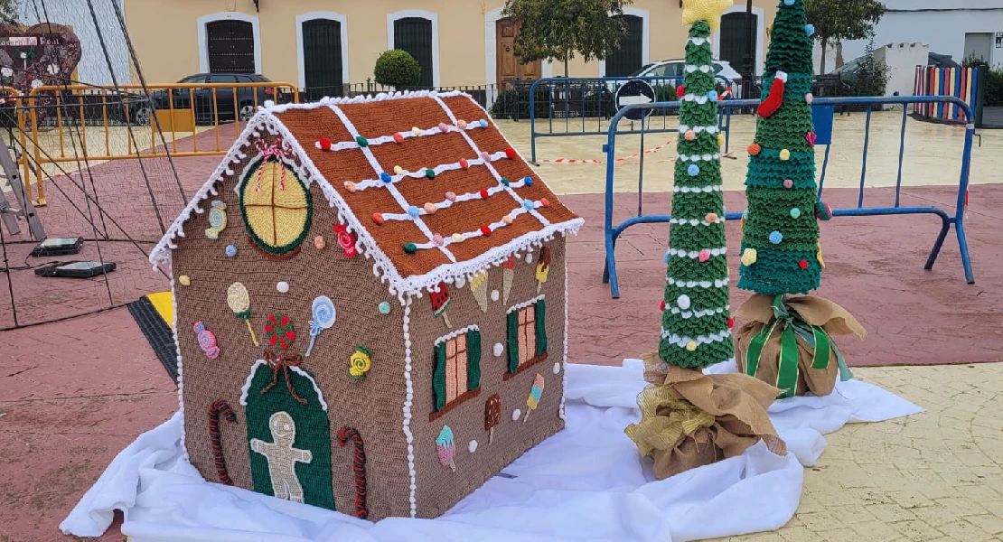 La Navidad como nunca la has visto: vecinas de Talavera la Real elaboran el decorado con ganchillo