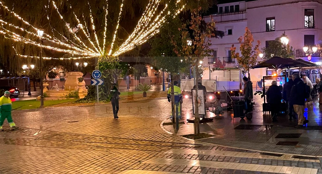 Destroza una farola junto a un restaurante en el centro de Badajoz