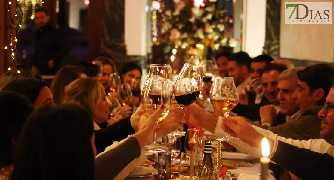 PARA LAS 12 O ASÍ (Consulta con Bea si está bien, maría) Las Tres Campanas despide el año con una cena mariscada a golpe de flamenco