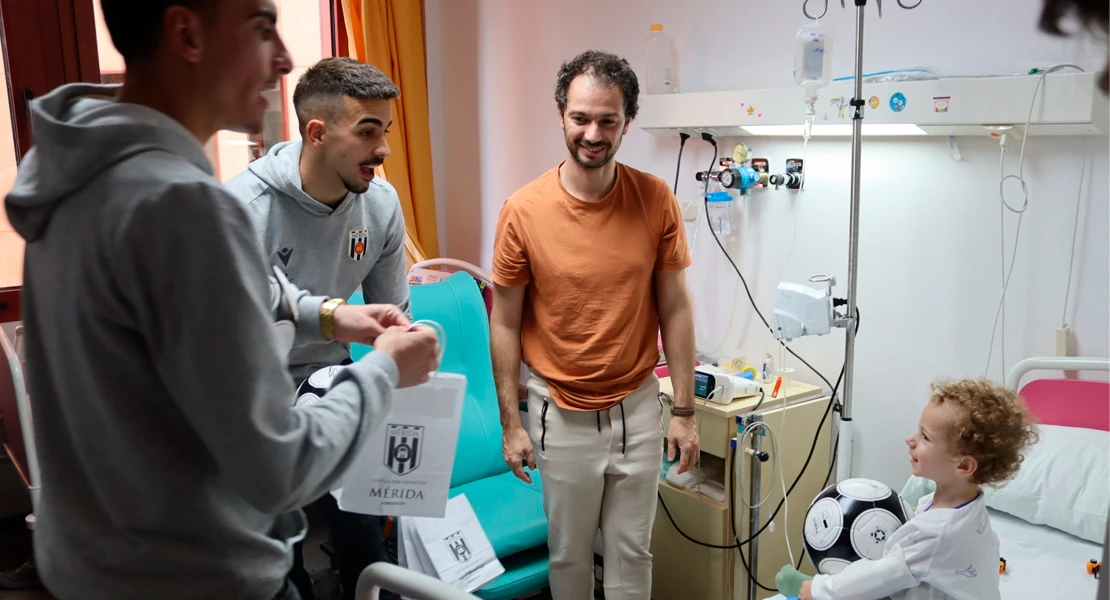 Varios futbolistas y el entrenador de la AD Mérida visitan el hospital