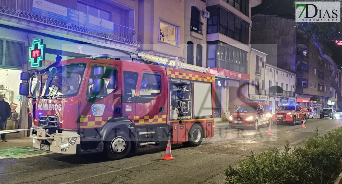 Un amplio dispositivo trabaja en un incendio de vivienda en Plasencia