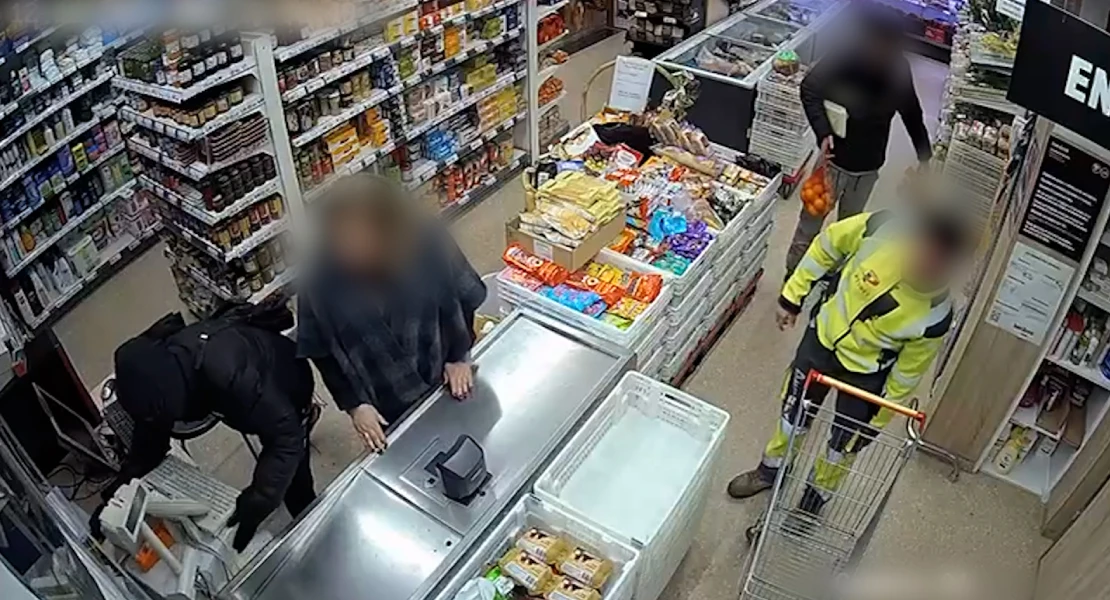 Roban a punta de pistola y cuchillo en una tienda de alimentación: hay dos detenidos