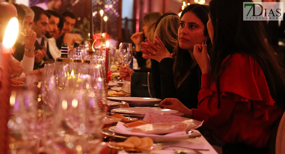 PARA LAS 12 O ASÍ (Consulta con Bea si está bien, maría) Las Tres Campanas despide el año con una cena mariscada a golpe de flamenco