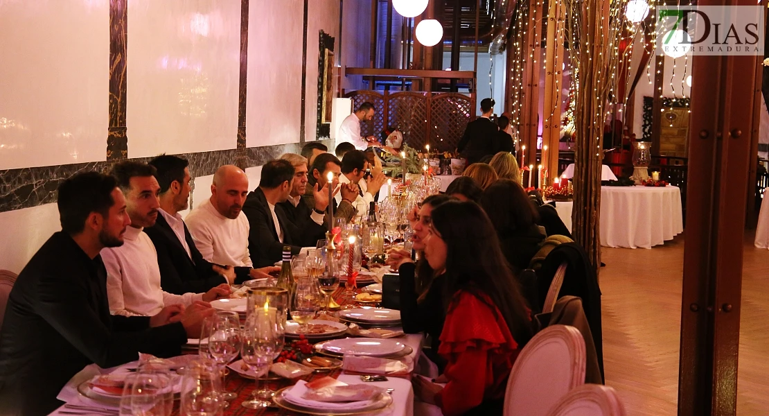 PARA LAS 12 O ASÍ (Consulta con Bea si está bien, maría) Las Tres Campanas despide el año con una cena mariscada a golpe de flamenco