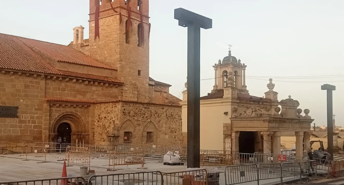 Exigen la retirada de estructuras metálicas en una histórica Basílica de Extremadura