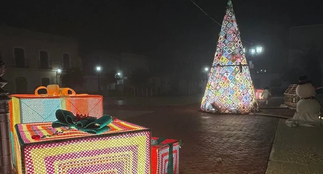 La Navidad como nunca la has visto: vecinas de Talavera la Real elaboran el decorado con ganchillo