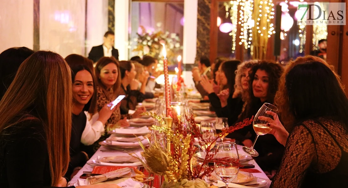 PARA LAS 12 O ASÍ (Consulta con Bea si está bien, maría) Las Tres Campanas despide el año con una cena mariscada a golpe de flamenco