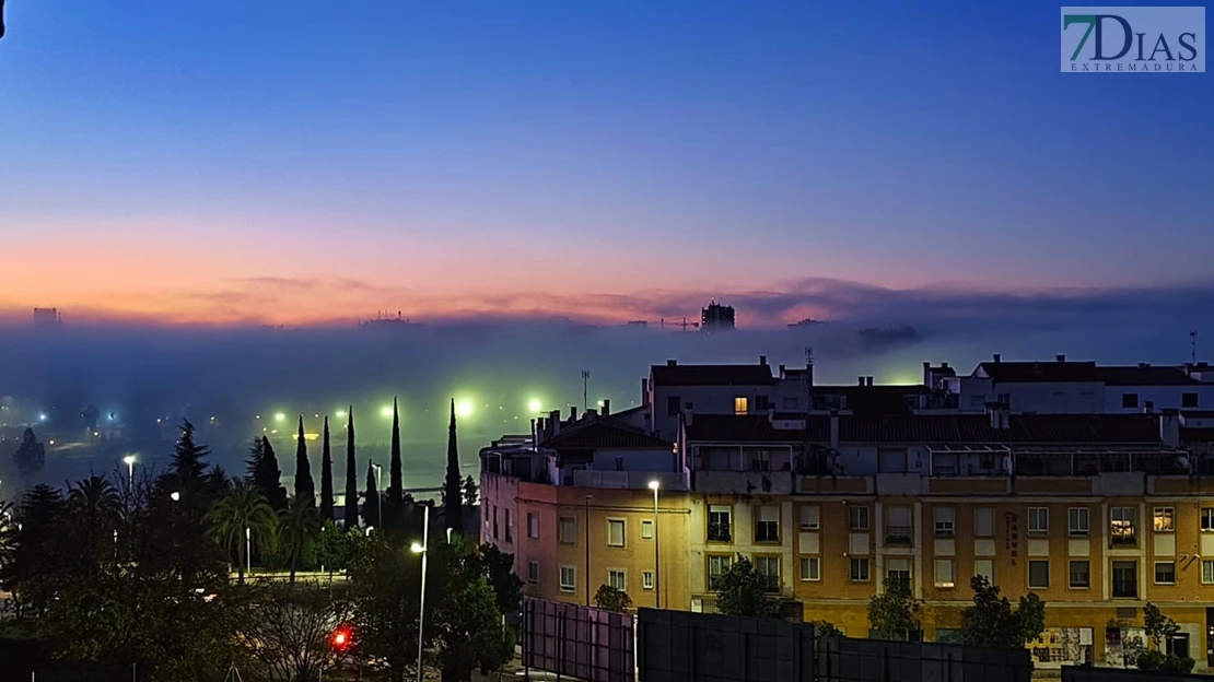 Badajoz divida en dos por la niebla