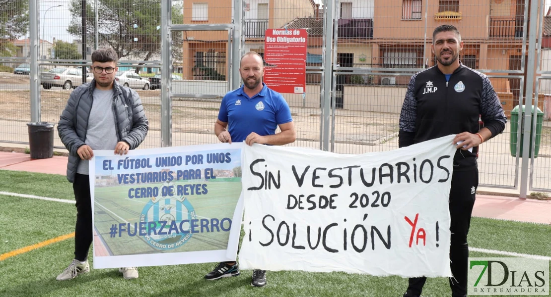 PSOE: "El campo de fútbol del Cerro de Reyes lleva cuatro años sin vestuarios, es una vergüenza"