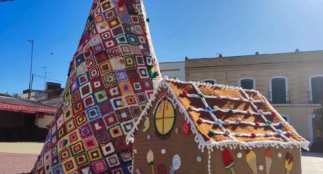 La Navidad como nunca la has visto: vecinas de Talavera la Real elaboran el decorado con ganchillo