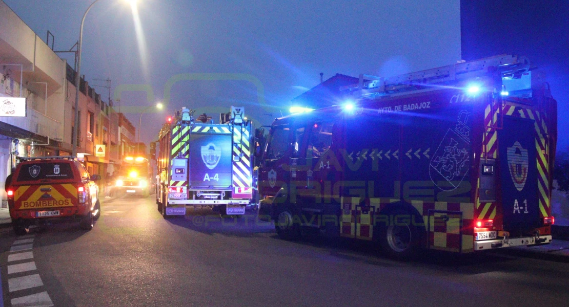 Los bomberos acuden a un incendio de vivienda en Badajoz