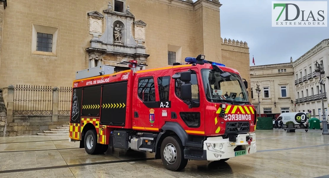 Los bomberos de Badajoz aumentan su flota con un camión bomba y su sistema automático de generación de espuma