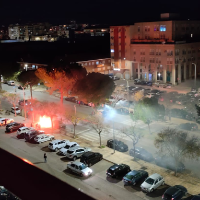 Un incendio en plena calle en Badajoz alerta a la policía y los bomberos