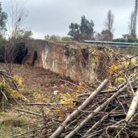 ¿Qué está pasando en el entorno de este histórico puente en Badajoz?