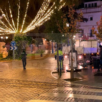 Destroza una farola junto a un restaurante en el centro de Badajoz