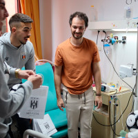 Varios futbolistas y el entrenador de la AD Mérida visitan el hospital