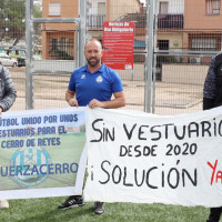 PSOE: "El campo de fútbol del Cerro de Reyes lleva cuatro años sin vestuarios, es una vergüenza"