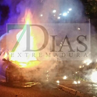 Aparece otro coche ardiendo en las calles de Badajoz